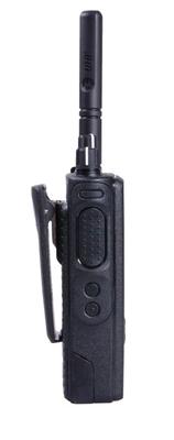 Vista lateral de la radio digital Motorola DP4400