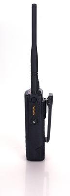 Conexión de accesorios Vista lateral del Motorola DP4800