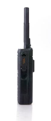 Vista lateral de las radios Tetra Motorola MTP3250 Conexión de accesorios
