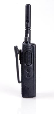 Vista lateral del Mototrbo DP4600 (de Motorol), PTT, teclas de función